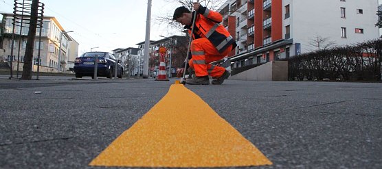 Ein Schritt in die Zukunft - mit "SmartStripes" k&ouml;nnten in Zukunft Unf&auml;lle vermieden werden (Foto: Angelo Glashagel)