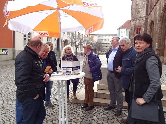 B&uuml;rgergespr&auml;ch vor dem Rathaus - der Bundestagsabgeordnete Manfred Grund stand Rede und Antwort (Foto: Kerstin Linsel)
