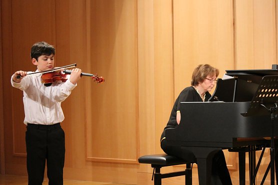 Junge Geiger im Konzert (Foto: Karl-Heinz Herrmann) Junge Geiger im Konzert (Foto: Karl-Heinz Herrmann)