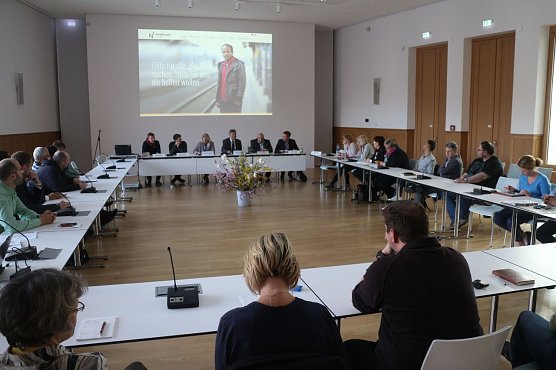 Neue Herausforderungen in der Fl&uuml;chtlingspolitik wurden heue Nachmittag im Ratssaal besprochen (Foto: Angelo Glashagel)