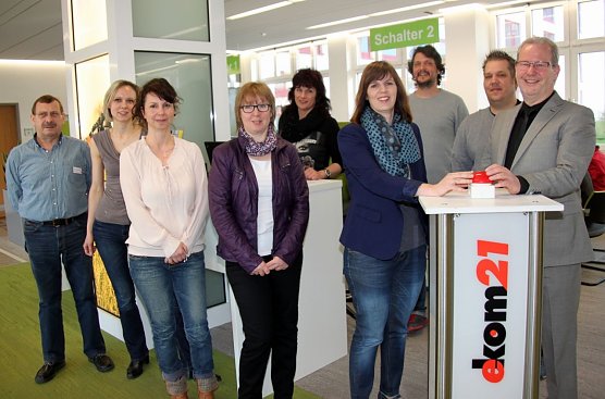 Heute erfolgte die symbolische Inbetriebnahme des neuen Systems durch die Fachgebietsleiterin des BSZ Sandra Hesse und Stephan Gscheidle von der betreuenden EDV-Firma ekom21.  (Foto: Pressestelle Landratsamt)