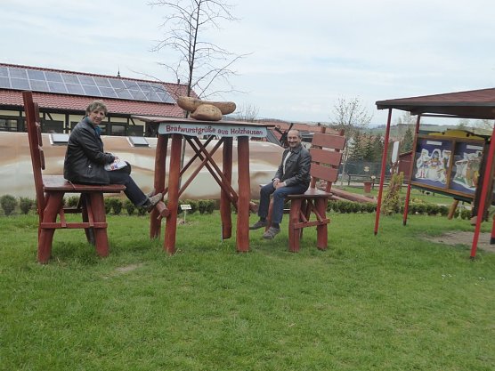 Otfried und Elke Pabst am Wursttisch. (Foto: Kurt Frank) Otfried und Elke Pabst am Wursttisch. (Foto: Kurt Frank)