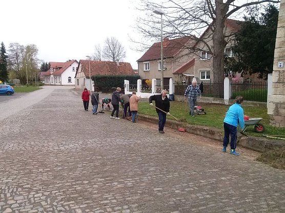 Unser Dorf soll sauber bleiben - Fr&uuml;hjahrsputz in Sundhausen (Foto: Peter Grunwald)