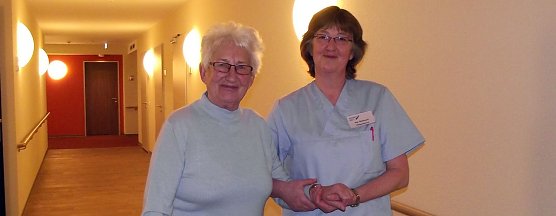 Pflegehelferin Pia Reinsch mit Anna Wengemut, die schon  im November des Vorjahres in das Heim gezogen war. (Foto: Kurt Frank)