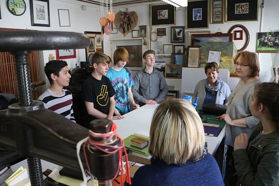 Besuch in der Buchbinderei von Heike Pfeng - die Sch&uuml;ler der Petersbergschule bekamen Einblick in ein altes Handwerk (Foto: Angelo Glashagel)