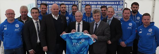 Kommune, Mannschaft und Trikotsponsor (Foto: nnz)
