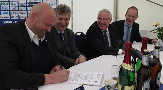Pr&auml;sident Kleofas unterschreibt, rechts daneben Oberb&uuml;rgermeister Dr. Klaus Zeh sowie die EVN-Gesch&auml;ftsf&uuml;hrer Rolf G&ouml;ppel und Mario Laufer (Foto: nnz)
