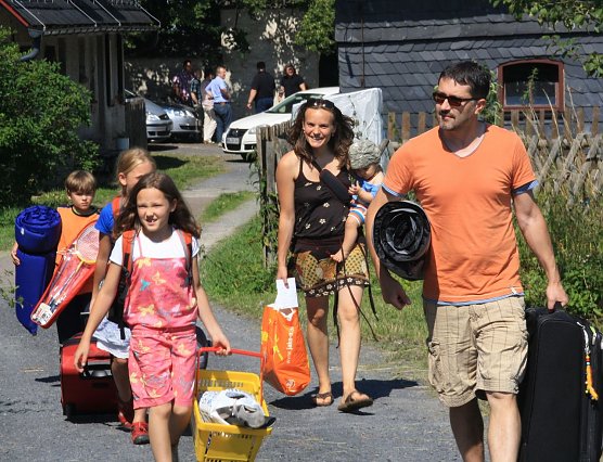 Anreise der Kinder  (Foto: Archiv Kila)