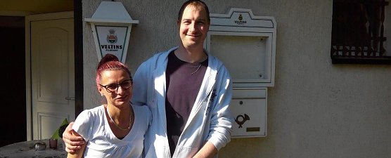 Thomas Hey und Sandra Geist sind gegenw&auml;rtig voll mit Renovierungsarbeiten f&uuml;r Tommis Catering Am Schurzfell besch&auml;ftigt. Im Schaukasten dahinter wird sp&auml;ter die Speisenkarte pr&auml;sentiert. (Foto: Kurt Frank)