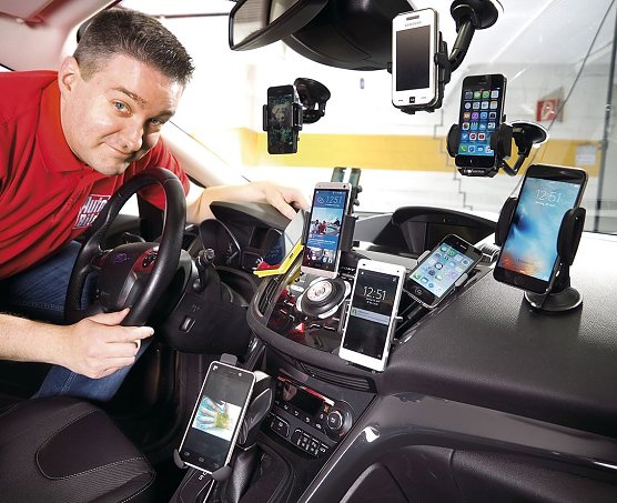  AUTO BILD-Redakteur Christian Bruhns testete zw&ouml;lf Handy-Halter mit verschiedenen Befestigungsl&ouml;sungen. (Foto: AUTO BILD)