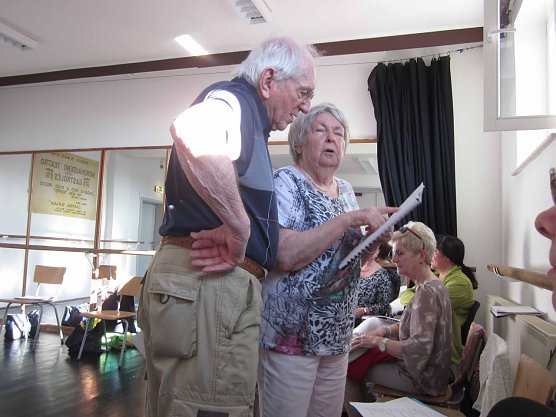 Mimen unter sich, 172 Lebensjahre fachsimpeln (Elsa und Martin) in der Pause (Foto: Evelyn Lange)