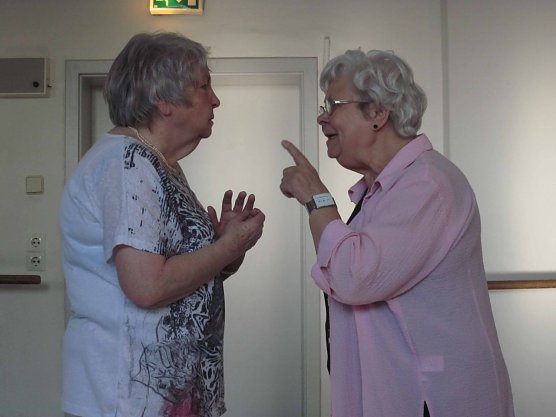 Siehste, nun redest du doch &uuml;bers Wetter, schimpft Margot (re.) mit Elsa (Foto: Evelyn Lange)