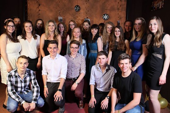 Schülerballkomitee des Herder Gymnasiums 2016 (Foto: Ann Sophie Höhne) Schülerballkomitee des Herder Gymnasiums 2016 (Foto: Ann Sophie Höhne)