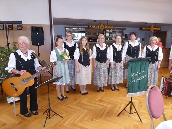 Die Bebraer Singv&ouml;gel umrahmten die Veranstaltung kulturell, begeisterten mit ihren Darbietungen. (Foto: privat)