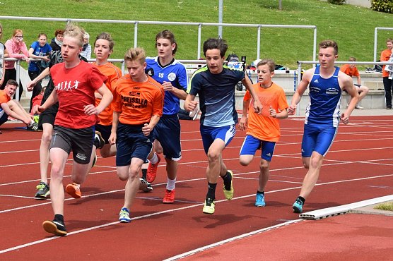 Fabian John (vorn orange) mit 800m Schulrekord (Foto: Jochen Friedrich)