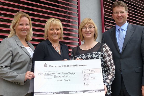 Scheck &uuml;bergeben (Foto: privat)