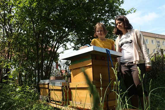 Talea und Laura sind angehnde Imkerinnen (Foto: Angelo Glashagel)