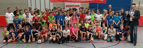 Die J&uuml;ngsten haben zum Fototermin Aufstellung genommen (Foto: nnz)