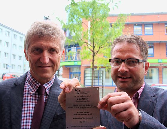 Baum &uuml;bergeben (Foto: P. Grabe, Pressestelle Rathaus)