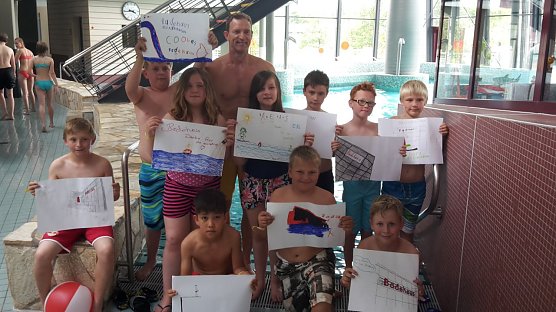 Die Kinder des Jugendclubs aus Ost bekamen dank ihrer sch&ouml;nen Bilder freien Eintritt im Badehaus (Foto: M. K&uuml;hlewind)