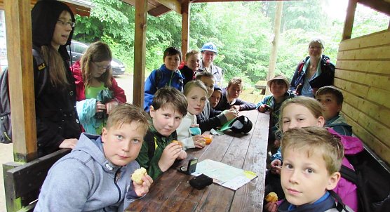 Ilfelder Sch&uuml;ler auf Wandertour (Foto: L. Schubert)