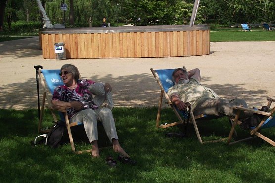 Tierarzt Dr. Kurt Glatz und Ehefrau im Liegestuhl nach Landesgartenschau-Rundgang. (Foto: Kurt Frank)