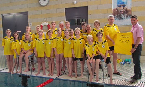 Trikots &uuml;begeben (Foto: privat)