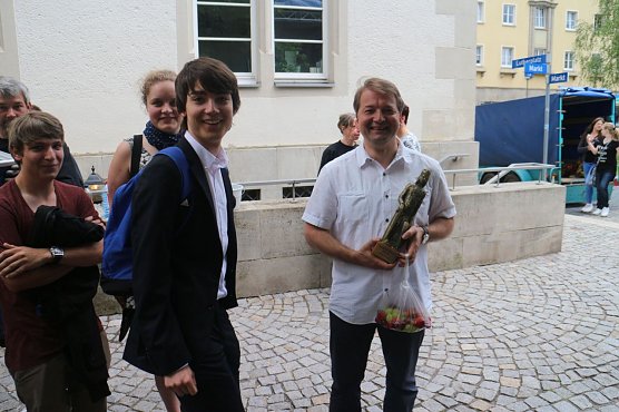 Theaterintendant Lars Tietje zeigte sich bescheiden und widmete die Auszeichnung der gesamten Theatermannschaft (Foto: Angelo Glashagel)