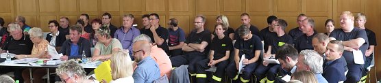 Viele Kameraden der Feuerwehren wollte heute live dabei sein (Foto: nnz)