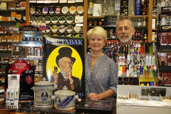Georg-Ulrich Aschenbrenner und Ehefrau Traudel pr&auml;sentieren Erinnerungen an einstige Betriebe. (Foto: Eberhard Kopyra)