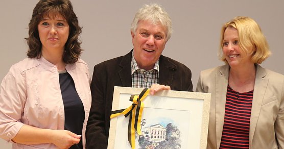 Eintrag ins Goldene Buch - Carmen Witzel (links) und Jutta Krauth begr&uuml;&szlig;ten Rolf Zuckowski (Foto: Angelo Glashagel)