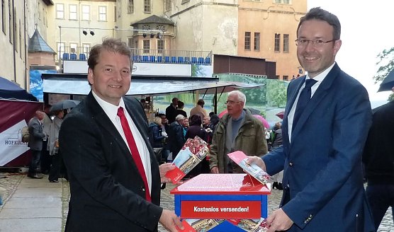 Lars Tietje und Roy Thelemann pr&auml;sentieren den Festspiel-Postkasten (Foto: B. Susemihl)