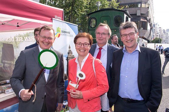 Besuchen den Infostand der HSB beim diesj&auml;hrigen Sommerfest: v.l.n.r. Bodo Ramelow, Ministerpr&auml;sident des Freistaates Th&uuml;ringen; Heike Taubert, Finanzministerin und stellvertretende Ministerpr&auml;sidentin; Matthias Wagener, Gesch&auml;ftsf&uuml;hrer der HSB sowie Dieter Lauinger, Minister f&uuml;r Migration, Justiz und Verbraucherschutz des Freistaates Th&uuml;ringen. (Foto: HSB/Dirk Bahnsen)