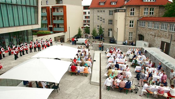 Blick auf das Seniorencaf&eacute; vor dem B&uuml;rgerhaus (Foto: Patrick Grabe, Pressestelle Stadt Nordhausen)