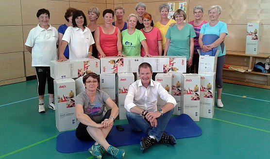 Gymnastikmatten &uuml;berreicht (Foto: privat)