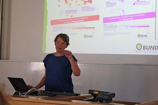 Katrin Wenz vom BUND referierte an der Nordh&auml;user Hochschule zur Massentierhaltung aus Umweltperspektive (Foto: Angelo Glashagel)