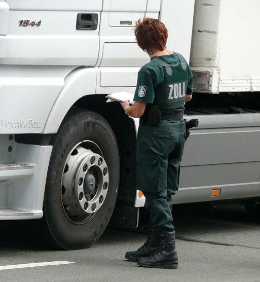 Zoll kontrolliert (Foto: Zoll) Zoll kontrolliert (Foto: Zoll)