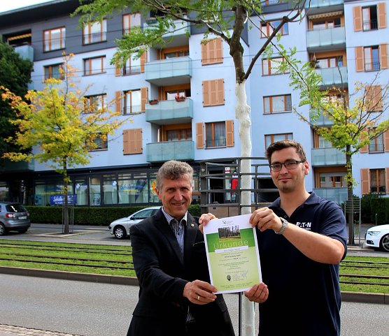 Heute hat die Fa. Eaton Germany Gmbh symbolisch in der Rautenstra&szlig;e einen Baum im Rahmen des Stadtgr&uuml;nFonds &uuml;bergeben. Der stellvertretende Werkleiter Thomas Weber (rechts im Bild) erhielt heute aus den H&auml;nden von Oberb&uuml;rgermeister Dr. Klaus Zeh  die entsprechende Urkunde f&uuml;r die Gesamtspende in H&ouml;he von 1.100 Euro.   (Foto: Ilona Bergmann, Pressestelle Stadt Nordhausen)