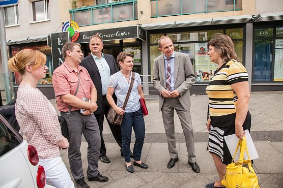 v.l.n.r.: Anika Vogelbacher (ESC-Mitarbeiterin), Uldis Kocers (Projektleiter bei Latvijas Gaze), Joachim K&cedil;lbel (Prokurist der Energieversorgung Nordhausen - Biomethan GmbH), Anke Pfauter (Dolmetscherin), Mario Laufer (Gesch&auml;ftsf&uuml;hrer der EVN), Inara Laube (Vertriebsleiterin bei Latvijas Gaze) beim Erfahrungsaustausch vor dem Energie-Service-Center der EVN (Foto: Energieversorgung Nordhausen)