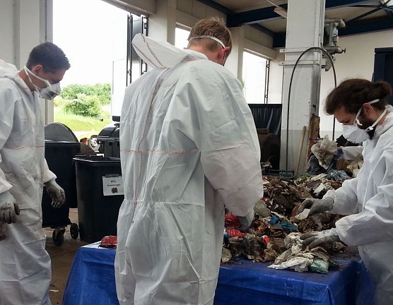 H&auml;uslicher Abfall analysiert (Foto: J. Piper)