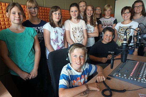 F&uuml;r die Kinder der Regelschule Hainleite stand auch ein Besuch bei Radio ENNO und die Besch&auml;ftigung mit Kommunikation und dem Internet f&uuml;r die 10 Teilnehmer auf dem Programm (Foto: Radio ENNO)