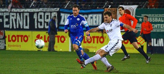 Auftakt unter flutlich (Foto: Bernd Peter)