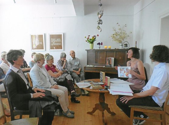  Das Ehepaar Schick hat schon einige Male auf einf&uuml;hlsame, kenntnisreiche Weise Autoren im Geburtshaus Sarah Kirschs zu Wort kommen lassen, 2015 z. B. Bob Dylan. (Foto: Heidelore Kneffel)