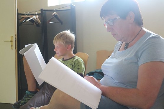 Noch werden flei&szlig;ig Texte gepaukt (Foto: Angelo Glashagel)