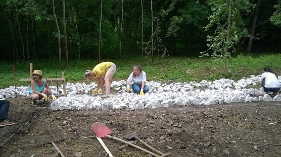 Arbeiten beim International Summer Camp 2015 (Foto: KZ Gedenkst&auml;tte Mittelbau Dora)