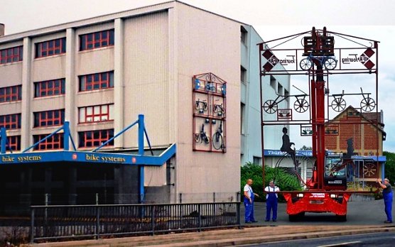 Das Wahrzeichen ist gerettet (Fotomontage) (Foto: W. Geiger)