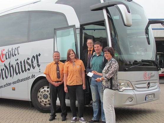 Gruppenleiterin Personal, Frau Bremer, und Ausbilder Stefan L&auml;nger gratulierten Evelyn Sehnert, Steven Gro&szlig;hennig und Maria P&ouml;hler zur bestandenen Abschlusspr&uuml;fung. (Foto: Franziska Bernsdorf)