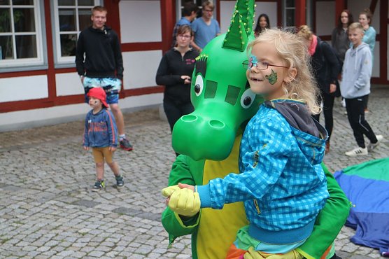 Tabaluga zu Besuch im Jugendg&auml;stehaus Rothleimm&uuml;hle (Foto: Angelo Glashagel)
