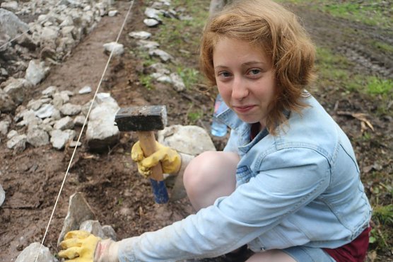 Dragana aus Serbien ist nach Dora gekommen um mehr &uuml;ber das Schicksal und das Leben der H&auml;fltinge zu erfahren (Foto: Angelo Glashagel)