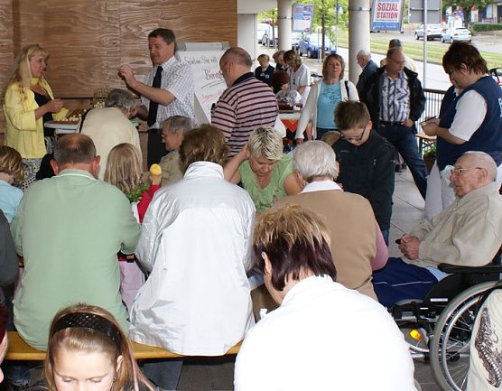 Fest gefeiert (Foto: Diankonie) Fest gefeiert (Foto: Diankonie)